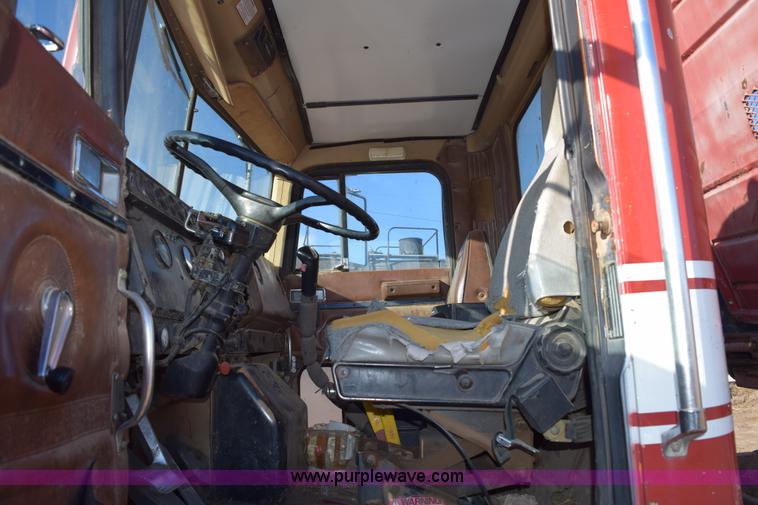 image for item E6198 1986 International Paystar 5000 spreader truck