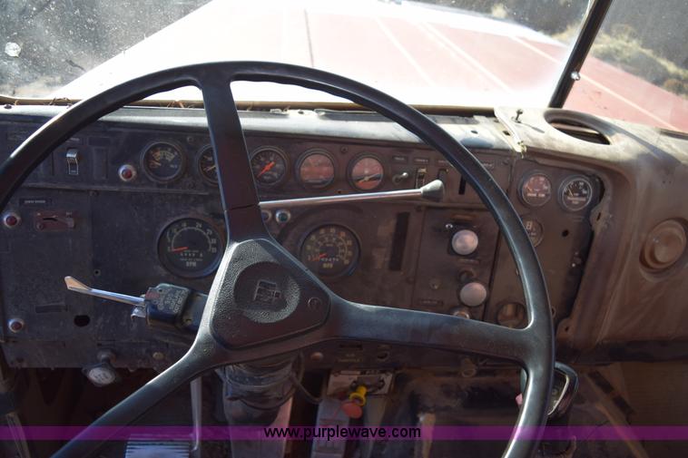 image for item E6198 1986 International Paystar 5000 spreader truck