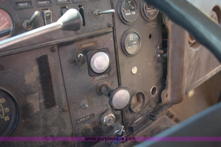 image for item E6198 1986 International Paystar 5000 spreader truck