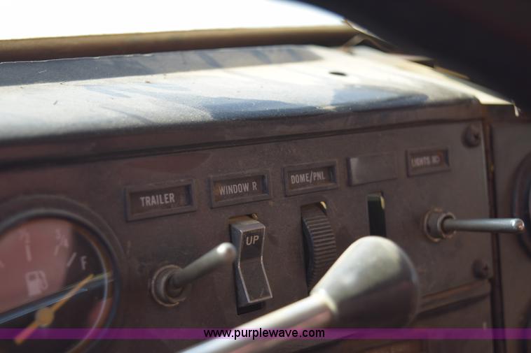 image for item E6198 1986 International Paystar 5000 spreader truck