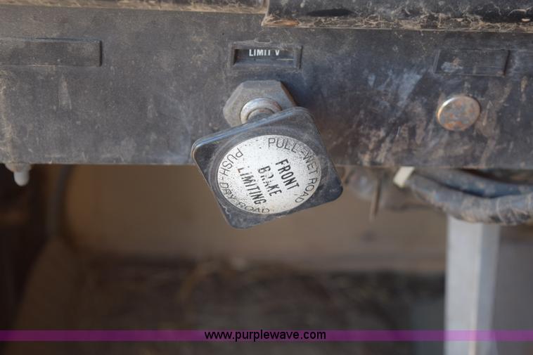 image for item E6198 1986 International Paystar 5000 spreader truck