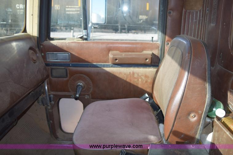 image for item E6198 1986 International Paystar 5000 spreader truck