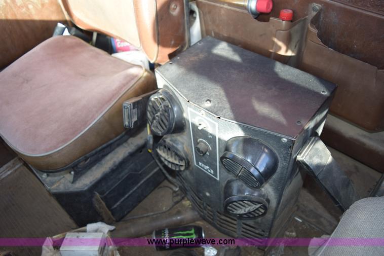 image for item E6198 1986 International Paystar 5000 spreader truck