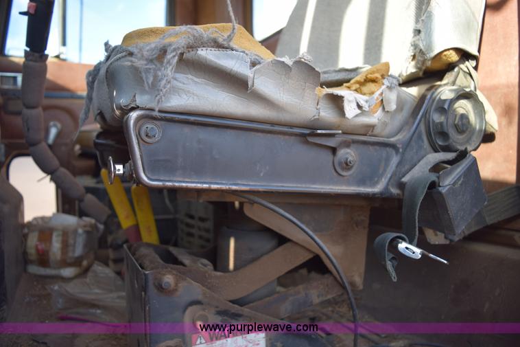 image for item E6198 1986 International Paystar 5000 spreader truck