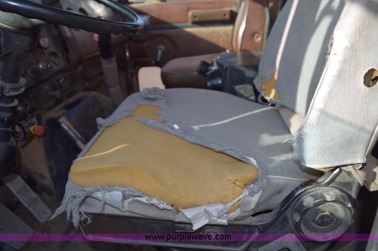 image for item E6198 1986 International Paystar 5000 spreader truck