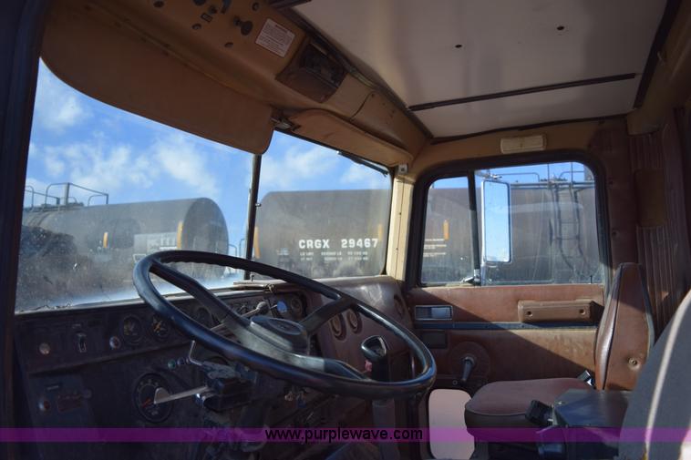 image for item E6198 1986 International Paystar 5000 spreader truck