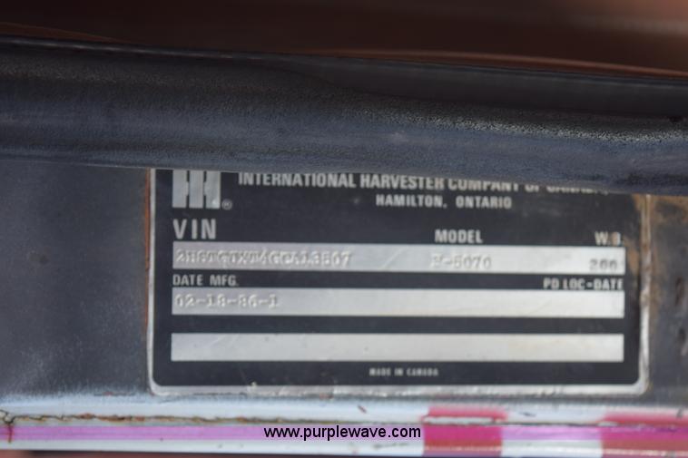 image for item E6198 1986 International Paystar 5000 spreader truck