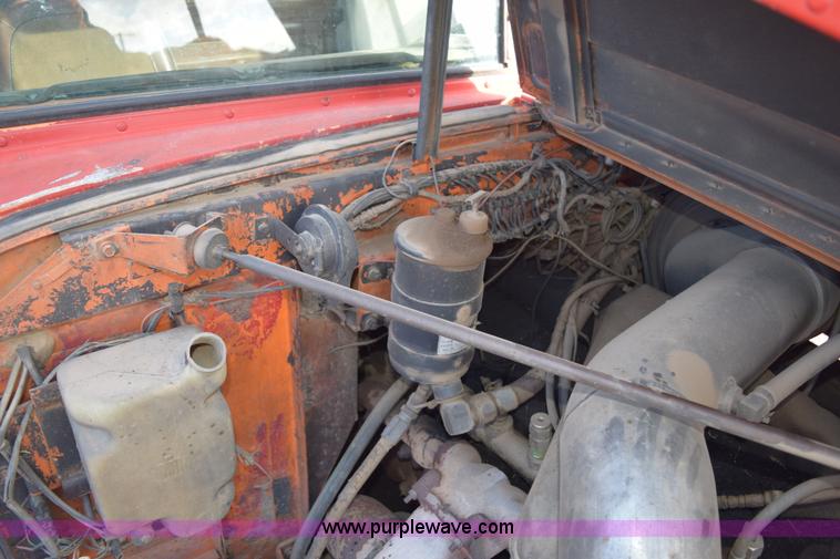 image for item E6198 1986 International Paystar 5000 spreader truck