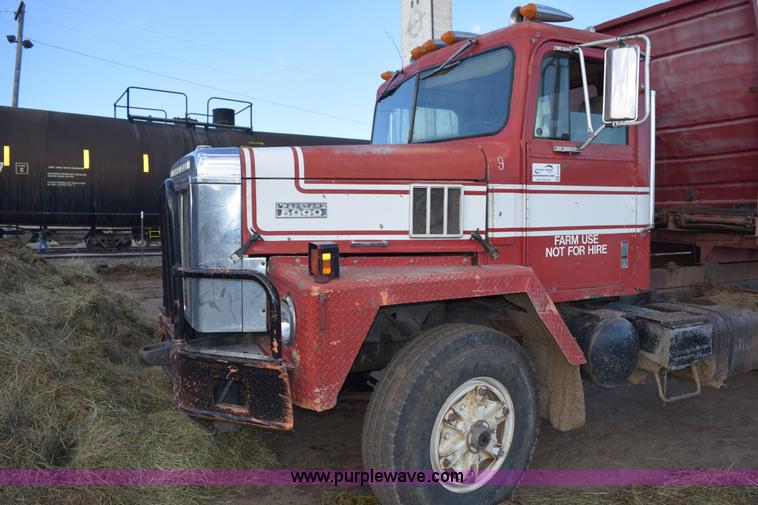 image for item E6198 1986 International Paystar 5000 spreader truck