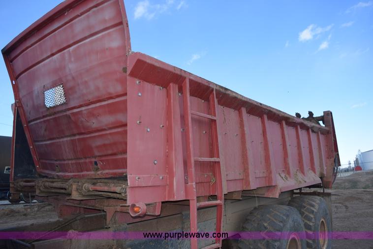 image for item E6198 1986 International Paystar 5000 spreader truck