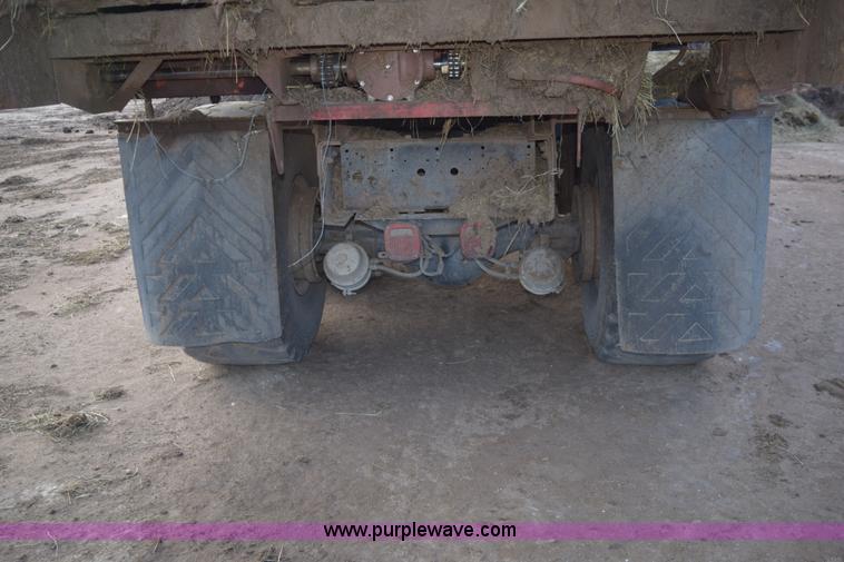 image for item E6198 1986 International Paystar 5000 spreader truck