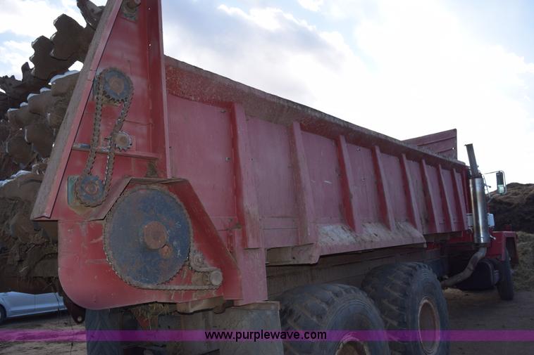 image for item E6198 1986 International Paystar 5000 spreader truck