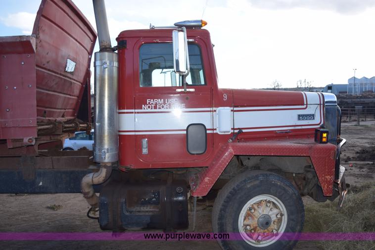 image for item E6198 1986 International Paystar 5000 spreader truck