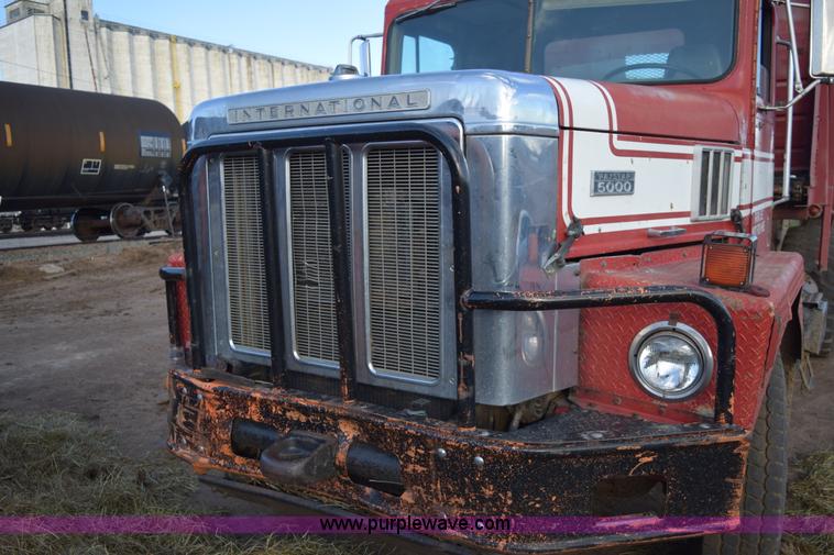 image for item E6198 1986 International Paystar 5000 spreader truck