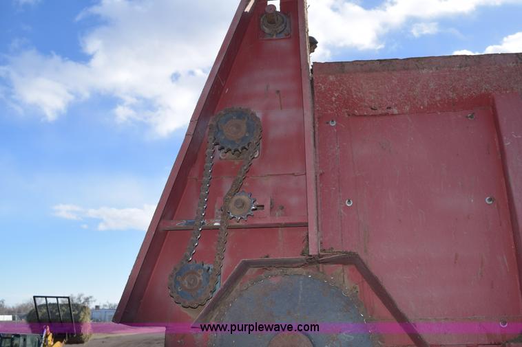 image for item E6198 1986 International Paystar 5000 spreader truck