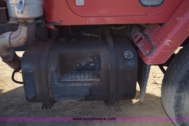 image for item E6198 1986 International Paystar 5000 spreader truck