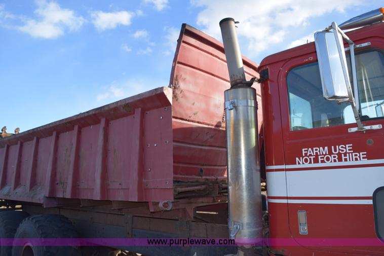 image for item E6198 1986 International Paystar 5000 spreader truck