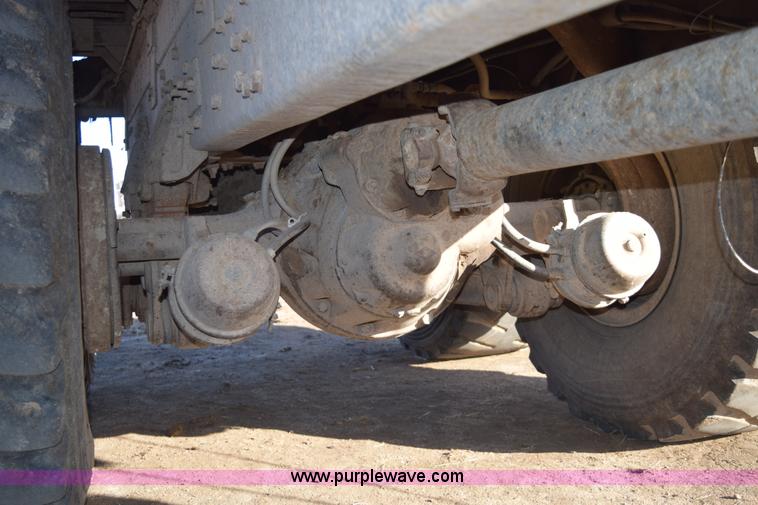 image for item E6198 1986 International Paystar 5000 spreader truck