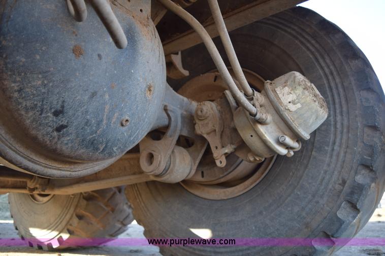 image for item E6198 1986 International Paystar 5000 spreader truck