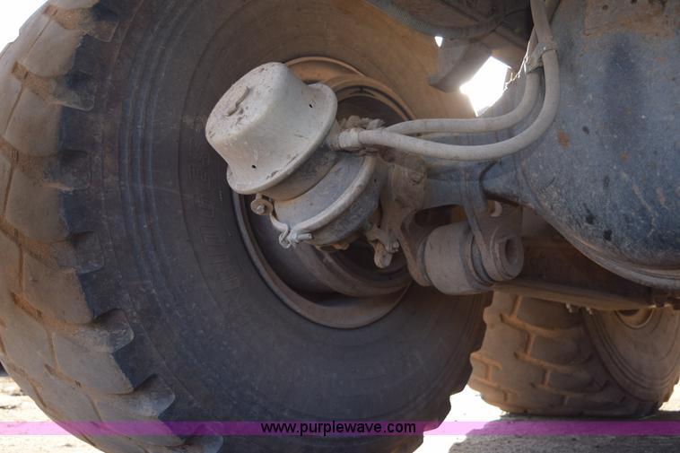 image for item E6198 1986 International Paystar 5000 spreader truck