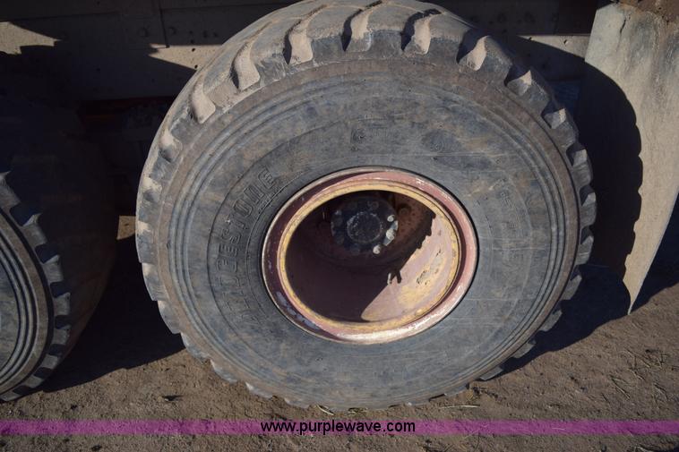 image for item E6198 1986 International Paystar 5000 spreader truck