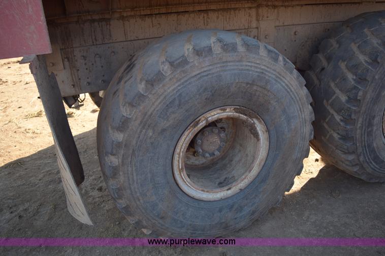 image for item E6198 1986 International Paystar 5000 spreader truck