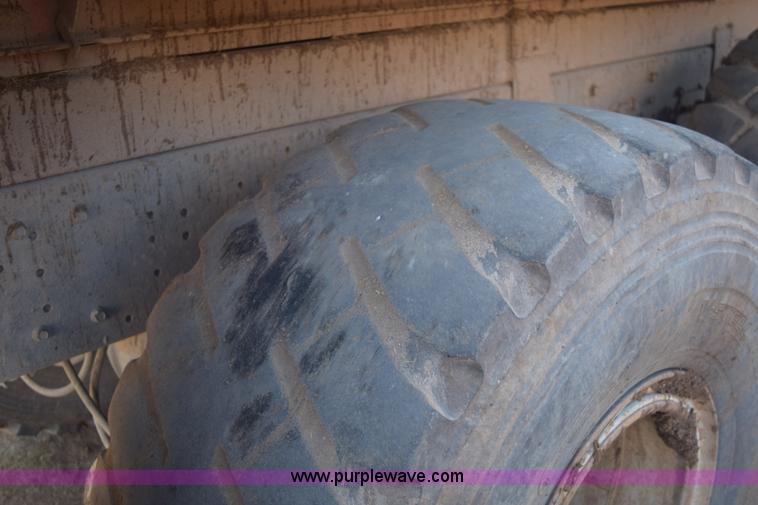 image for item E6198 1986 International Paystar 5000 spreader truck