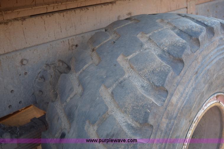 image for item E6198 1986 International Paystar 5000 spreader truck