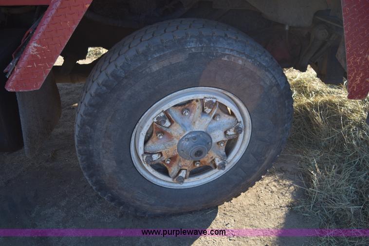 image for item E6198 1986 International Paystar 5000 spreader truck