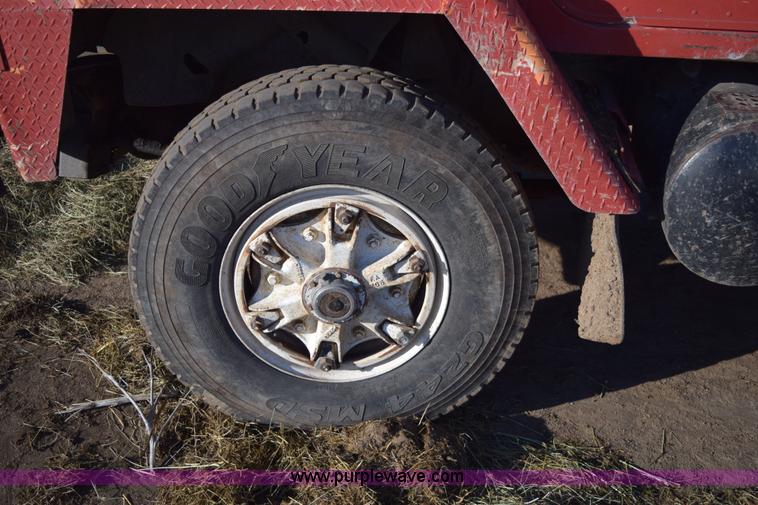 image for item E6198 1986 International Paystar 5000 spreader truck