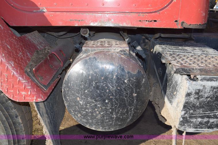 image for item E6198 1986 International Paystar 5000 spreader truck