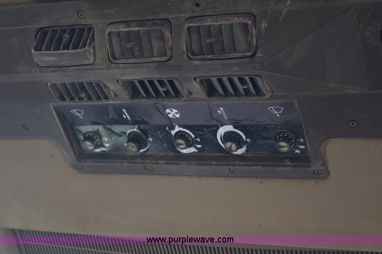 image for item E6205 1991 John Deere 4555 tractor