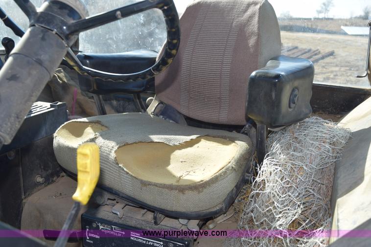 image for item E6205 1991 John Deere 4555 tractor