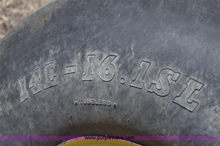 image for item E6205 1991 John Deere 4555 tractor