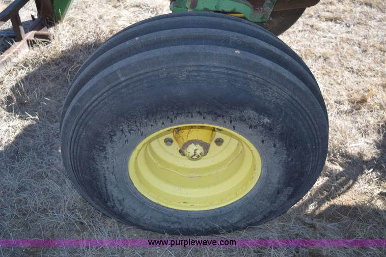 image for item E6205 1991 John Deere 4555 tractor