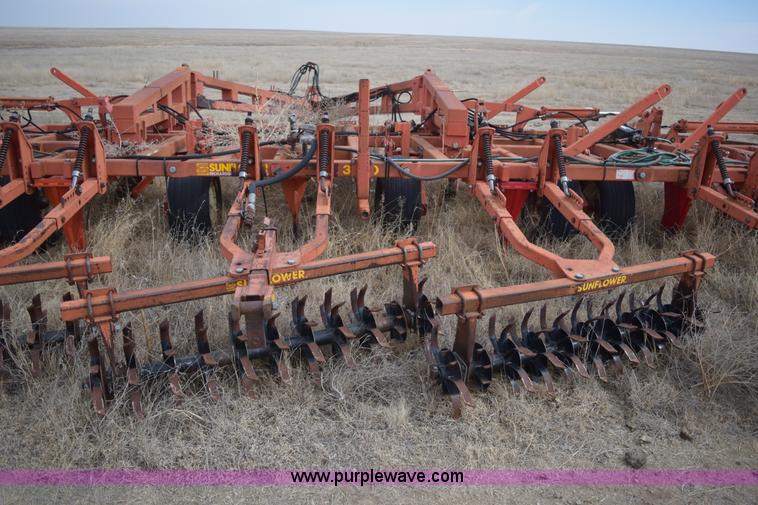 image for item E6211 Sunflower 3690-45 9x5 sweep plow