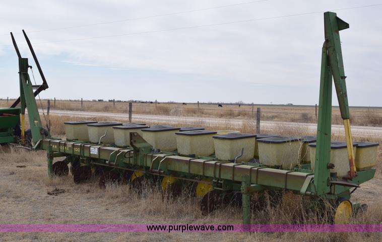 image for item E6220 John Deere 7100 planter