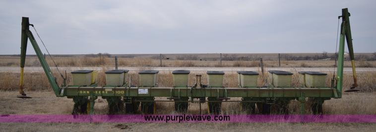 image for item E6220 John Deere 7100 planter