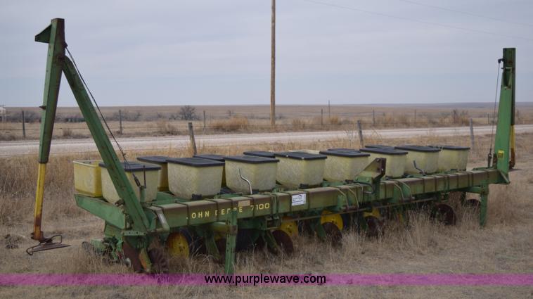 image for item E6220 John Deere 7100 planter