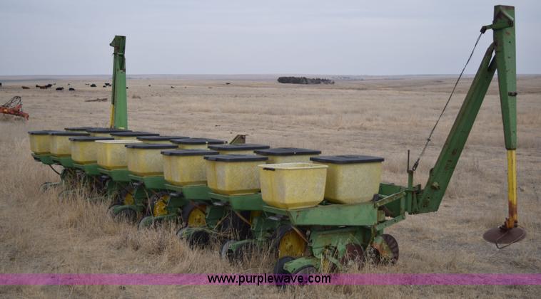 image for item E6220 John Deere 7100 planter