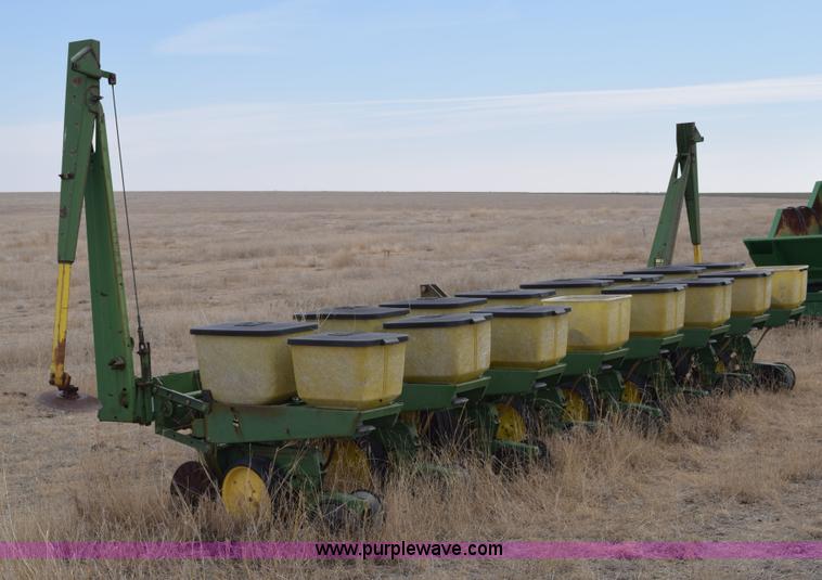 image for item E6220 John Deere 7100 planter