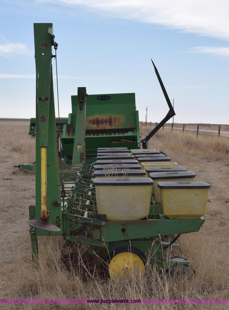 image for item E6220 John Deere 7100 planter