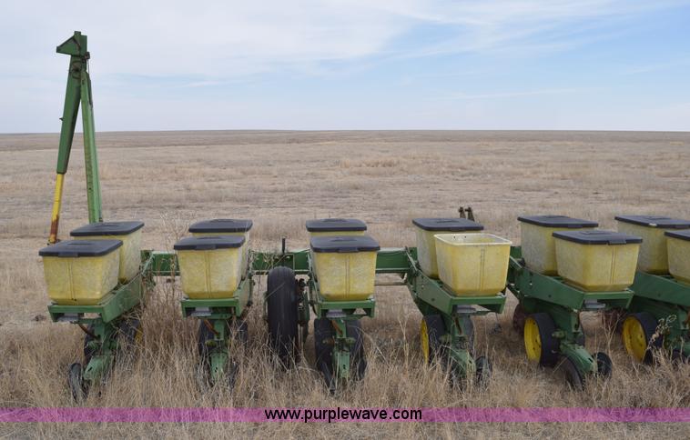 image for item E6220 John Deere 7100 planter