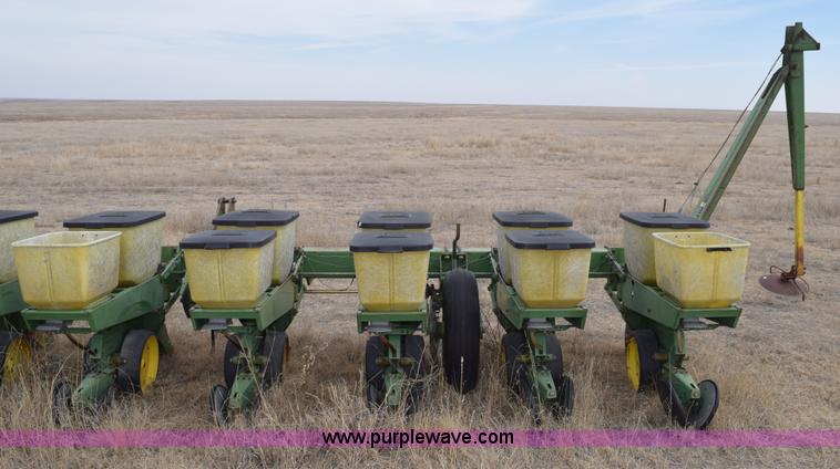 image for item E6220 John Deere 7100 planter