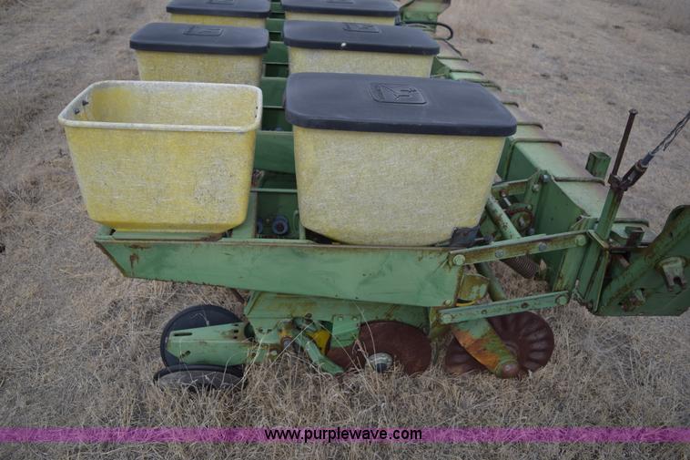 image for item E6220 John Deere 7100 planter