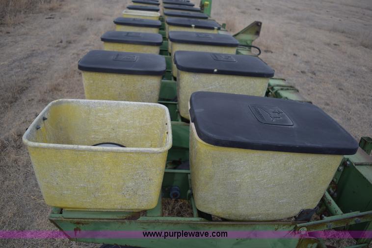 image for item E6220 John Deere 7100 planter