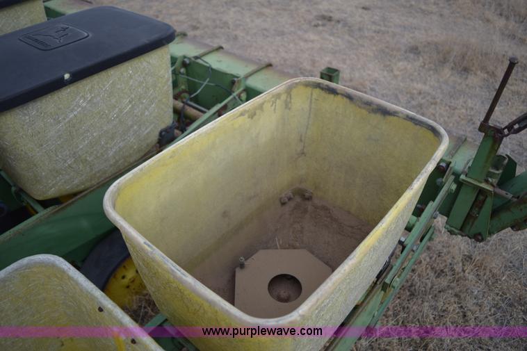 image for item E6220 John Deere 7100 planter