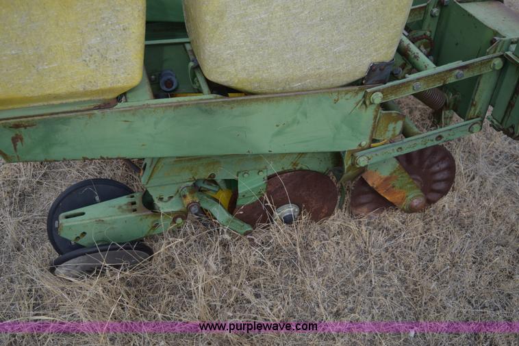 image for item E6220 John Deere 7100 planter