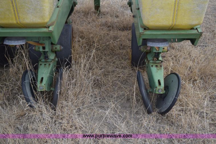 image for item E6220 John Deere 7100 planter