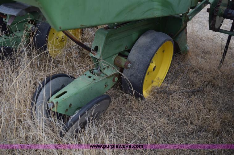 image for item E6220 John Deere 7100 planter